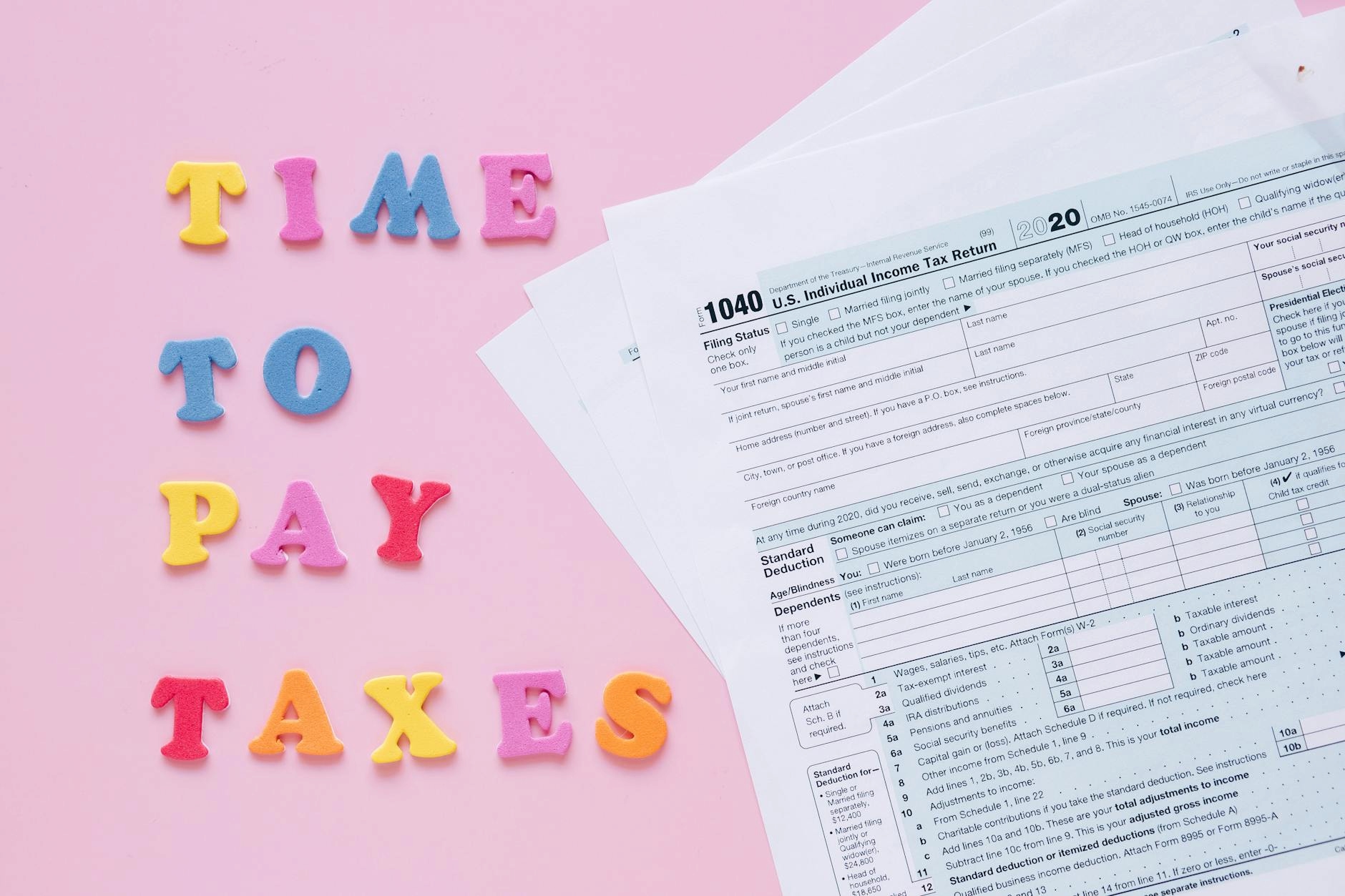 Step-by-step tax filing checklist on a laptop screen with calendar and deadlines